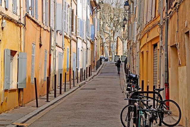 Louer un monte meubles pour un emménagement vers Aix en Provence
